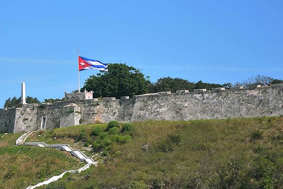 La bandera cubana flamea a media asta, en duelo oficial por el fallecimiento del Presidente de la República Bolivariana de Venezuela, Hugo Rafael Chávez Frías. La Habana, 6 de marzo de 2013. (Fotos Oriol de la Cruz Atencio AIN)