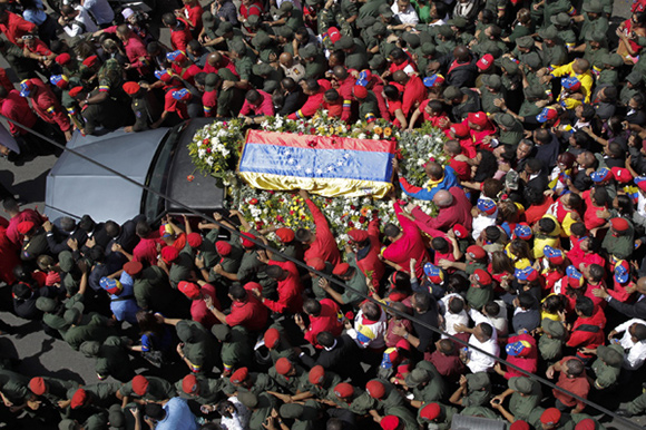 Una marea roja de dolor y llanto despide a Hugo Chávez en el centro de Caracas