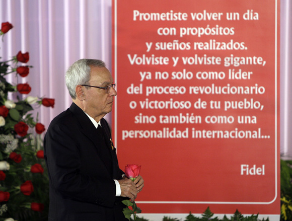 Eusebio Leal, rinde homenaje a Hugo Chávez en la Plaza de la Revolución. Foto: Ismael Francisco/Cubadebate.
