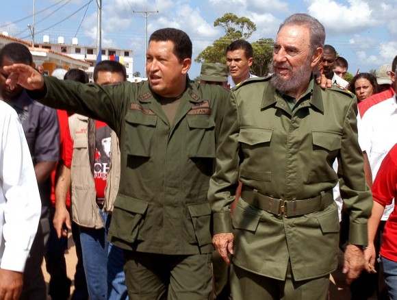 Con Fidel en Sandino, Pinar del Río, inaugurando la nueva comunidad Simón Bolívar. Foto: Estudios Revolución/Archivo de Cubadebate