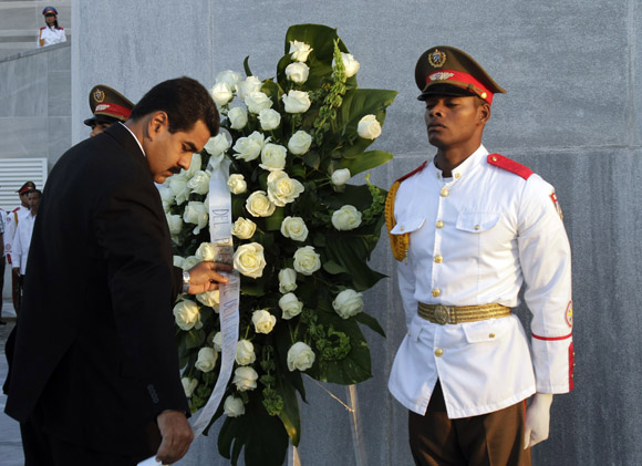 Nicolás Maduro, presidente de Venezuela, deposita Ofrenda Floral a José Martí en la Plaza de la Revolución. Foto: Ismael Francisco/Cubadebate.