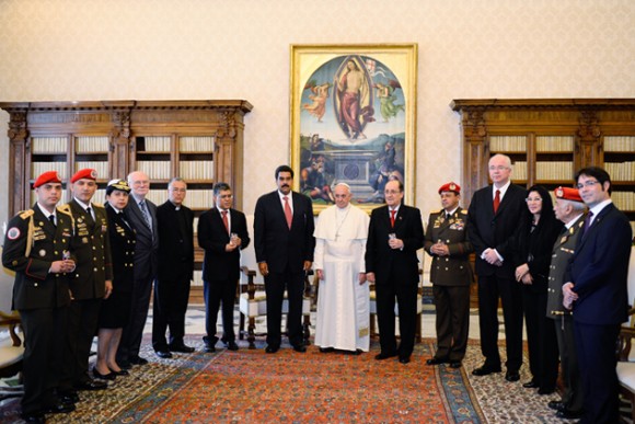 Delegación venezolana en el Vaticano. Foto: AFP.