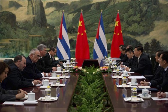 Xi Jinping recibe en Pekín al primer vicepresidente cubano, Miguel Díaz-Canel