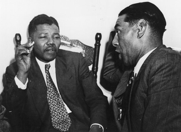 Nelson Mandela dialoga con un profesor en Ciudad del Cabo, Sudáfrica en 1964.