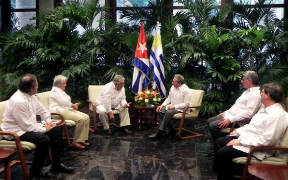 El General de Ejército Raúl Castro Ruz (CD), Presidente de los Consejos de Estado y de Ministros de Cuba, y José Mujica (CI), presidente de la República Oriental del Uruguay en las conversaciones oficiales en el Palacio de la Revolución, en La Habana, Cuba, el 24 de julio de 2013. AIN FOTO/Tony HERNÁNDEZ MENA