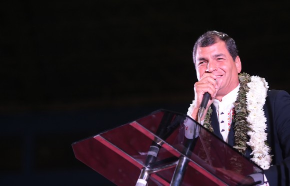 Correa pronuncia discurso en Cochabamba. Foto: AVN