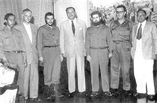 Esta es la única imagen que se conserva de la visita de Ernesto Guevara a Karachi en 1959, publicada por primera vez en el libro Pakistán Chronicle, en abril de 2010. En el centro, el General Ayub Khan y en el extremo derecho, Mr. Manzur Qadir, Ministro de Asuntos Exteriores.  Foto: Archivo de Cubadebate