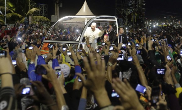 El Papa es aclamado por  la multitud reunida en Copacabana. 25 de julio de 2013