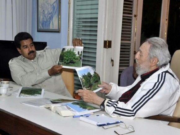 Fidel mostró a Maduro investigaciones sobre producción alimentaria y expresó preocupación por el cambio climático. 27 de julio de 2013 Foto:Estudios Revolución
