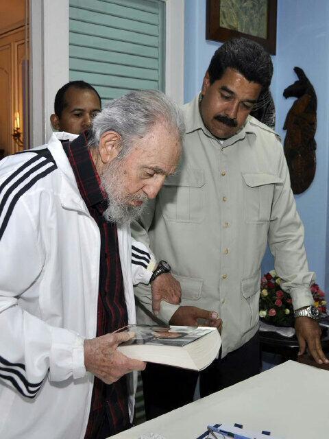  Maduro obsequió a Fidel el libro 'Mi primera vida', de Ignacio Ramonet, una entrevista de profundidad al Comandante Chávez. Foto: Estudios Revolución 