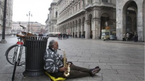 La imagen es de Mián. En las grandes ciudades italianas cada vez se hacen más visibles los miles de desocupados.