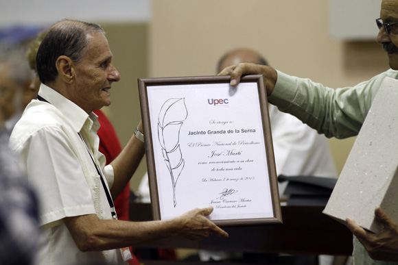 Recibe Jacinto Granda periodista de Pl, premio nacional José Marti. Foto: Ismael Francisco/Cubadebate.