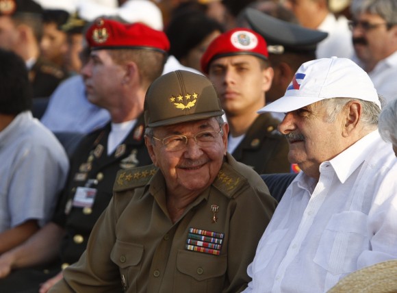 Raúl y Mujica en el  Acto por el Aniversario 60 del Asalto al Cuartel Moncada. Foto: Ismael Francisco/ Cubadebate