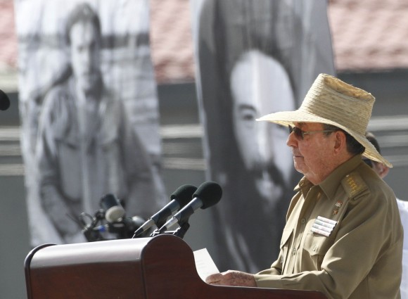  Raúl habla en el Acto por el Aniversario 60 del Asalto al Cuartel Moncada. Foto: Ismael Francisco/ Cubadebate