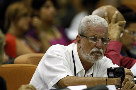 Omar George, tomando fotos en la sesión de trabajo del 9no congreso de la UPEC.  Foto: Ismael Francisco/Cubadebate.