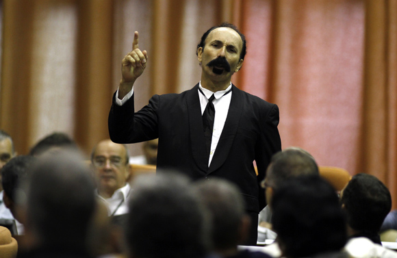 El actor Roberto Albellar Hernández, interpretó un a José Martí al inicio de la sesión de trabajo del 9no Congreso de la UPEC. Foto: Ismael Francisco/Cubadebate.