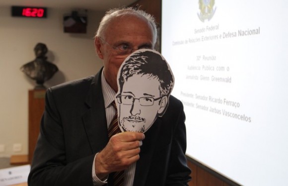 Un parlamentario brasileño exhibe una máscara en solidaridad con Edward Snowden