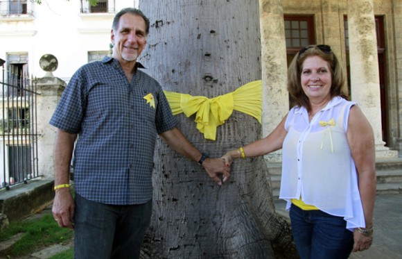 Olguita y René frente a la ceiba de El Templete, a la que ataron una cinta amarilla. Foto: Roberto Chile/Cubadebate