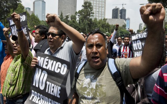 Los maestros se oponen a la reforma educativa impulsada por el Gobierno al mando de Enrique Peña Nieto, quienes en los últimos días han salido a protestar en las diferentes calles de la Ciudad de México. AFP / END