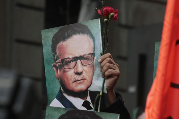 Un hombre sostiene una fotografía del Presidente Salvador Allende en las afueras del Palacio Presidencia de La Moneda, en Santiago de Chile, Chile, recordando el 40mo aniversario del Golpe de Estado del 11 de septiembre de 1973. Foto: AP/Luis Hidalgo/Cubadebate