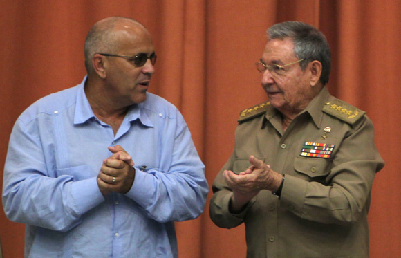 Raúl Castro presidente cubano junto al coodinador nacional de los CDR Carlos Rafael Miranda, en   sesión de clausura del Congreso cederista. Foto: Ismael Francisco/Cubadebate.