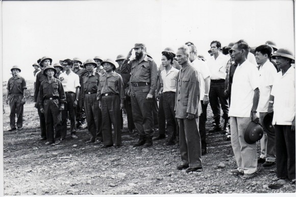 Fidel visita a los combatientes vietnamitas en el campo de batalla. Septiembre de 1973