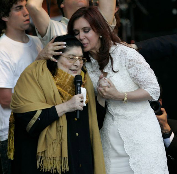 Cristina Fernández de Kirchnern besa a la cantante Mercedes Sosa, poco después de tomar posesión de su cargo en la sede del Parlamento argentino en 2007.