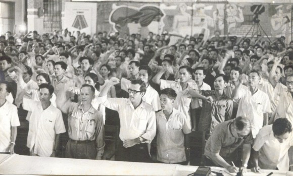 Mitin de Solidaridad con Cuba en Haiphong. Juan Marrero al centro. Viet Nam, septiembre de 1973. Foto: Archivo del autor/Cubadebate