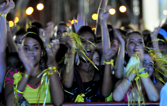 Público asistente al concierto por los 15 años del injusto encarcelamiento de Los Cinco Héroes. Foto: Ladyrene Pérez/Cubadebate.