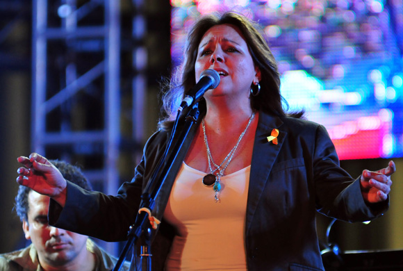 Liuba María Hevia durante concierto por los 15 años del injusto encarcelamiento de Los Cinco Héroes. Foto: Ladyrene Pérez/Cubadebate.