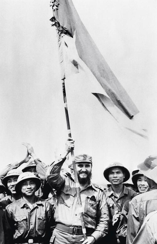 Fidel ondea la bandera vietnamita en las zonas liberadas del Sur