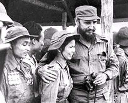 Fidel comparte con los combatientes vietnamitas en su visita al Sur en guerra.