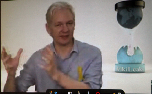 Assange envió un mensaje de gran simpatía por el pueblo cubano: “Es impresionante lo que han hecho, resistir por 50 años el bloqueo de EEUU. Nosotros solo llevamos tres año de bloqueo. Es muy duro”, aseguró. Foto: Ismael Francisco/ Cubadebate