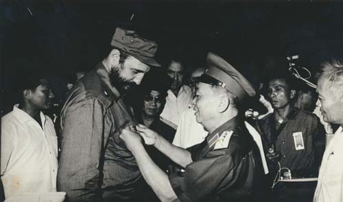 El general Giap le impone a Fidel el Sello de Combatiente de Dien Bien Phu.