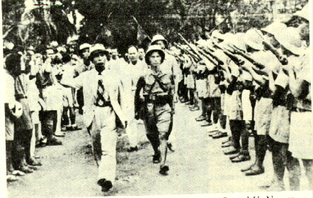 Giap pasa revista a las tropas en 1951