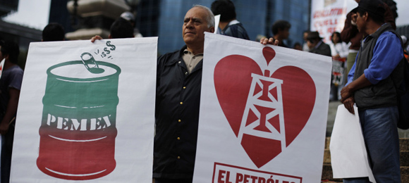Imagen de archivo que muestra simpatizantes de Andrés Manuel Lopez Obrador con carteles de protesta contra la reforma energética. Foto: Reuters.