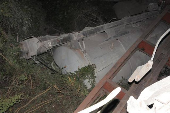 Un total de ocho silos de cemento se encuentran entre piezas descarriladas Foto: Vicente Brito