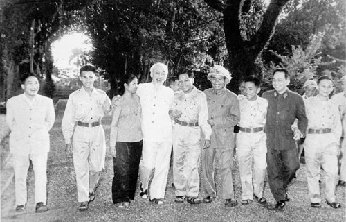 Junto al Presidente Ho Chi Minh y el Primer Ministro sostiene encuentro con delegación del Ejército de Liberación del Sur. 1965