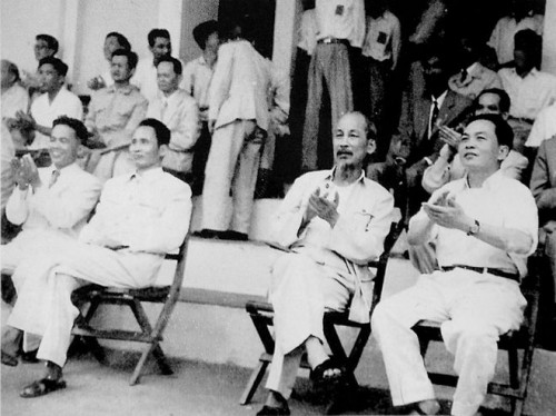 Junto al Presidente Ho Chi Minh y el Primer Ministro  Pham Van Dong en un acto en Hanoi en 1959