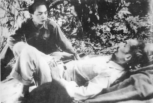 En 1950, camino de las acciones de guerra en la frontera, realiza visita al Presidente Ho Chi Minh