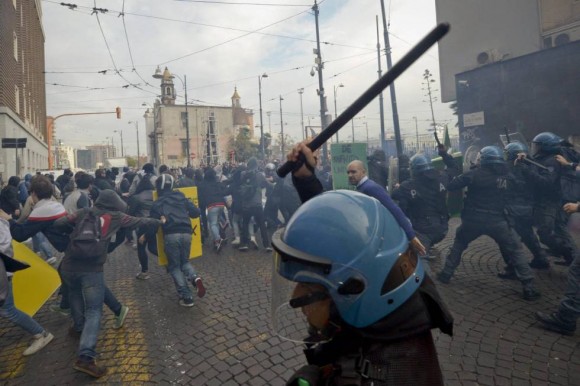 En Nápoles (Italia), Un grupo de estudiantes se enfrenta a varios agentes antidisturbios.