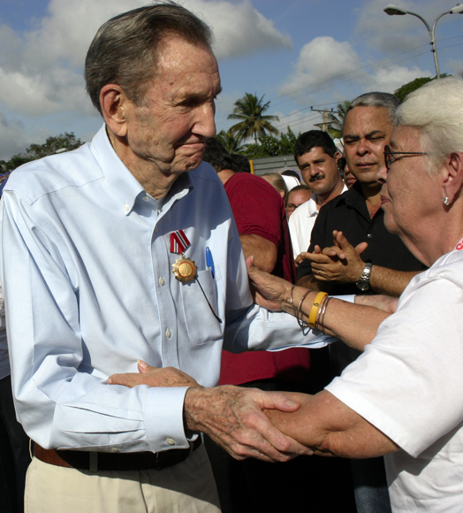 Ramsey Clark saluda a Mirta Rodríguez, madre de Antonio. Foto: Daylén Vega / Cubadebate.