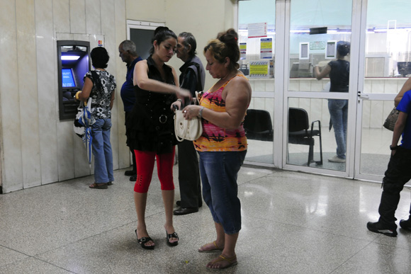 Cajero automático en la terminal de Ómnibus Nacionales. Foto: Ladyrene Pérez/Cubadebate.