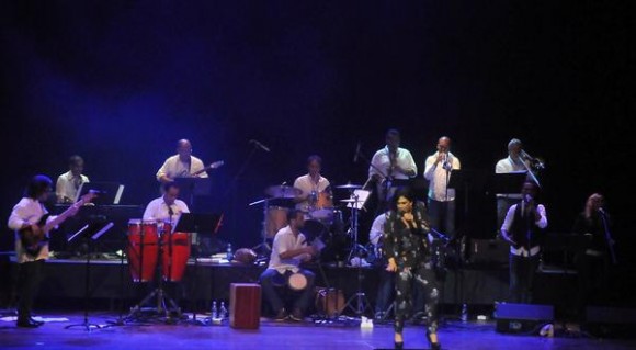 Actuación de la cantante dominicana Maridalia Hernández y su banda acompañante,  durante el concierto clausura del encuentro Voces Populares,  realizado en el  Teatro Nacional, en La Habana, Cuba, el 9 de noviembre de 2013 AIN FOTO/Oriol de la Cruz ATENCIO/