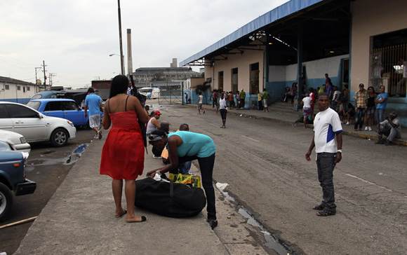 Algunas personas prefieren esperar afuera de la terminal por la poca disponibilidad de asientos. Foto: Ismael Francisco/Cubadebate.