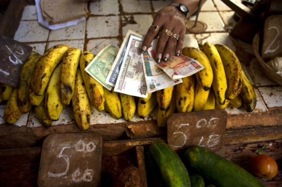 Cuba elimina sistema de dualidad monetaria una de las mayores distorsiones en su economía. Foto: AP.