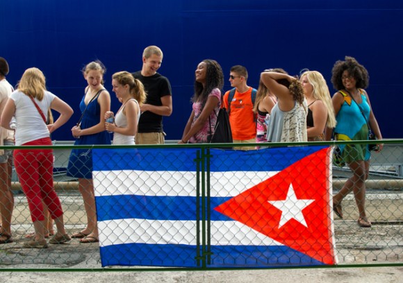 Universitarios norteamericanos visitan la Isla de Cuba, como parte del programa Semestre en el mar. Foto: Yamil Lage/ AFP