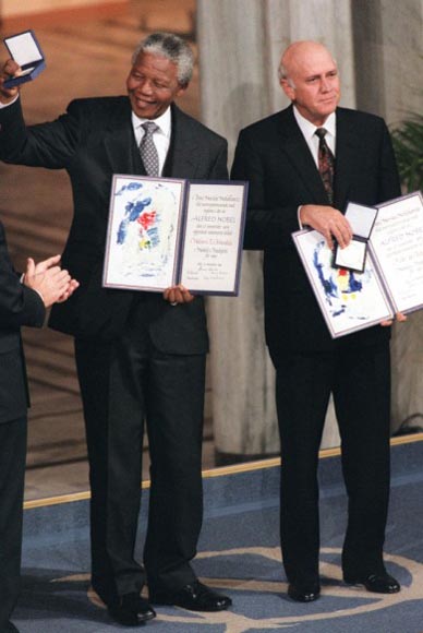 En diciembre de 1993 con Frederik de Klerk, recibiendo el Nobel de la Paz.