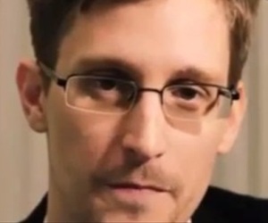 Edward-Snowden-alternative-Christmas-message-122513-YouTube