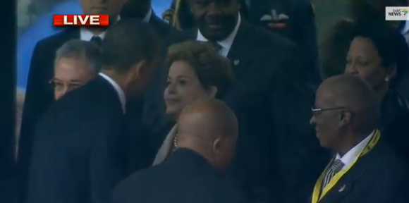 Antes de emitir su discurso, Obama saluda a Raúl Castro y Dilma Rousseff. Foto: @diario24horas /Twitter